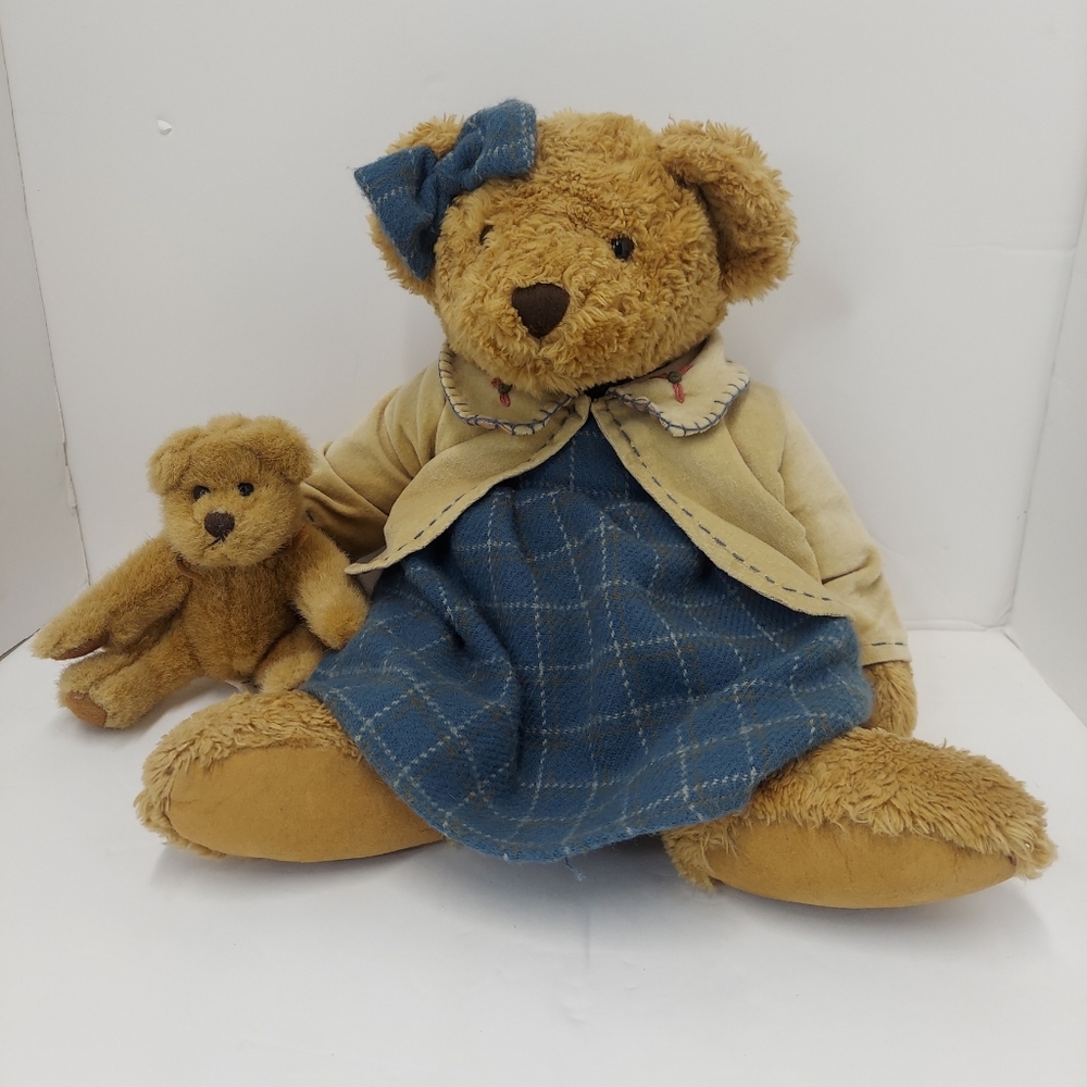 RUSS BERRIE Vintage Collection Lady Quinn Collectible Bear.